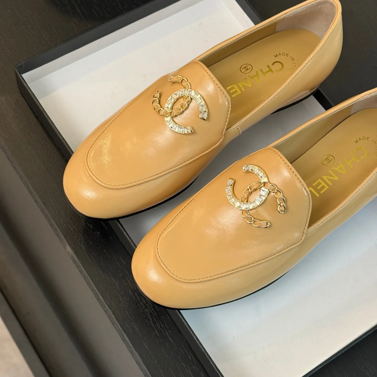 👟👟Ex-factory price 600👟👟 Purchasing-grade CHANEL Xiaoxiang classic retro shoes. I liked this pair at first sight. The design of the upper is very special. The classic hardware buckles embellished with Xiaoxiang are very CHANEL style. It has a high-end feel. The upper feet are very comfortable and soft. The feet are not afraid of being good-looking and comfortable. They are invincible when paired with mid-calf socks, skirts and trousers. It looks simple in style, but it has the effect of elongating the legs immediately on the feet, which is simple and does not lose personality. Adds a touch of coolness. Upper: imported mixed-breed lambskin. Lining: mixed-breed sheepskin. Soft, sweat-absorbent and breathable! Hardware: Exclusive original 1:1 mold development! Long-lasting and does not soften! Outsole: Genuine leather outsole imported from Italy. Height is about 2.5cm. Different market currency. We are different. Size: #34-42 (34 40 41 customized, non-refundable)